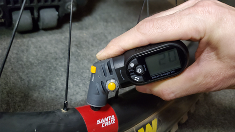 Topeak SmartGauge D2 Presta/Schrader Digital Pressure Gauge [Rider Review]