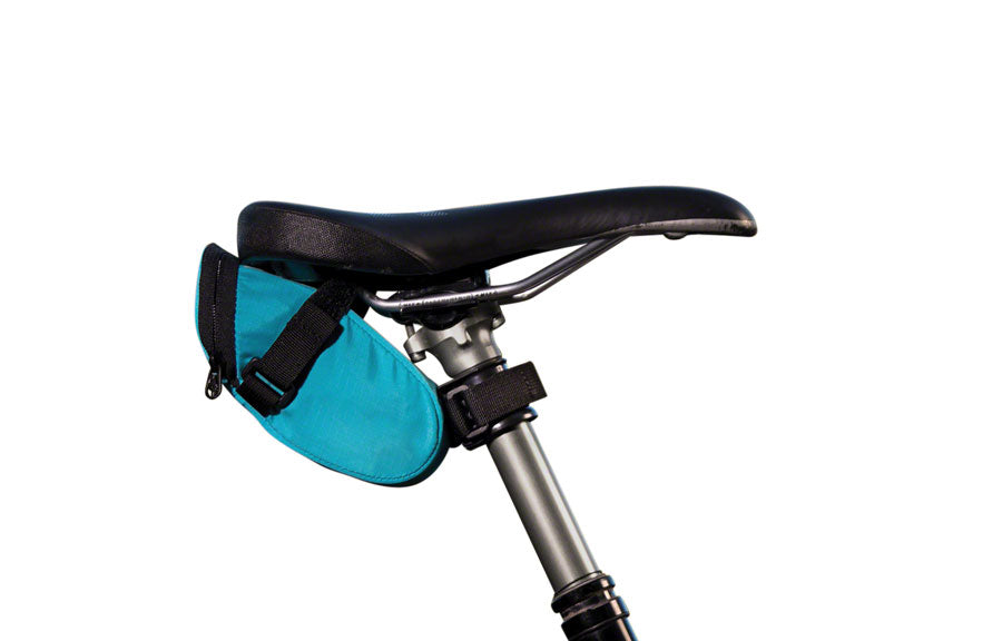 Dropper post compatible saddle bag outlet